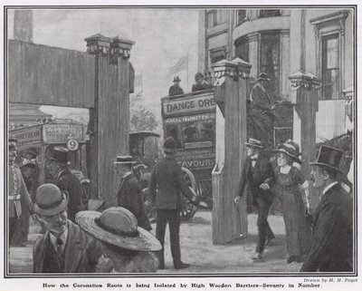 Cómo se está aislando la ruta de la coronación con altas barreras de madera de Henry Marriott Paget