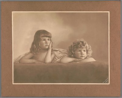 Retrato de Agnes Renée e Irène Heloïse Pauw van Wieldrecht, hijas del fotógrafo, en una pose tomada de los putti de la Virgen Sixtina de Rafael (Dresde, Galería Alte Meister) de Henry Pauw van Wieldrecht