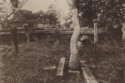 Ciudades en ruinas de Ceilán: Curiosa columna redondeada y ruinas (foto b/n) de Henry W. Cave
