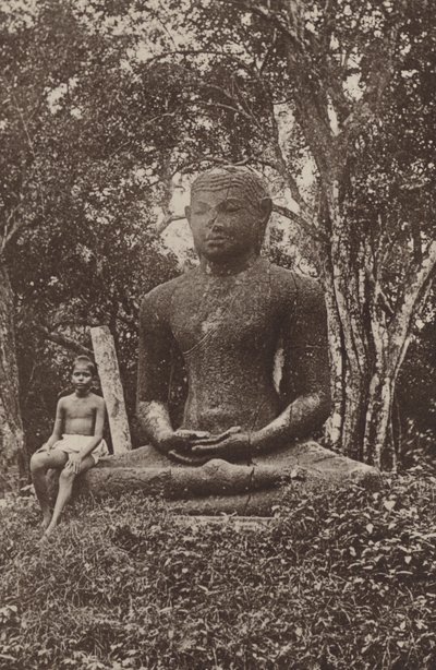 Ciudades en ruinas de Ceilán: Estatua monolítica de Buda (foto en blanco y negro) de Henry W. Cave