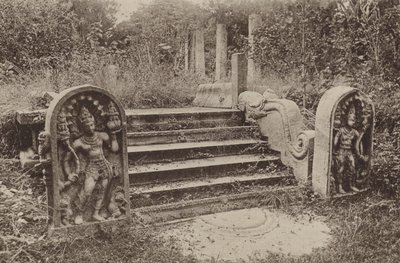 Ciudades en ruinas de Ceilán: Piedra de la luna, piedras de guardia y escalones (foto en blanco y negro) de Henry W. Cave