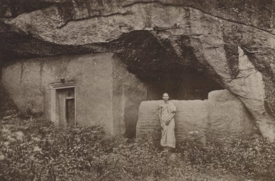 Ciudades en ruinas de Ceilán: Restos de viviendas en la roca en Mihintale (foto en blanco y negro) de Henry W. Cave