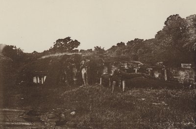 Ciudades en ruinas de Ceilán: Templo de la Roca en Polonnaruwa (foto en blanco y negro) de Henry W. Cave
