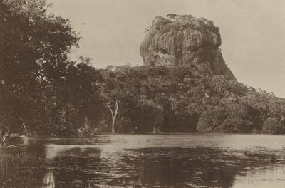 Ciudades en ruinas de Ceilán: Sigiri (foto en blanco y negro) de Henry W. Cave