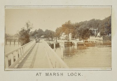En Marsh Lock de Henry W. Taunt