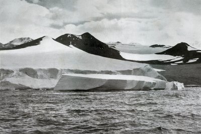 Un iceberg desprendiéndose de un glaciar en el Cabo Crozier, c1911 de Herbert Ponting