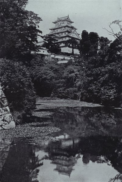 Un castillo feudal, desde el foso (foto en b/n) de Herbert Ponting
