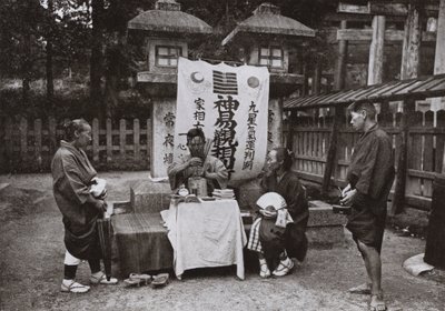 Una adivina en el templo de Inari (foto en blanco y negro) de Herbert Ponting