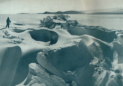 Una cresta de presión en el hielo marino hacia el Cabo Barne, 1911, 1913 de Herbert Ponting