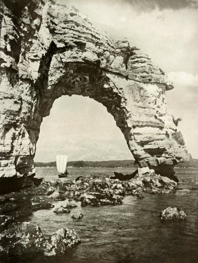 Un arco desgastado por el mar en Matsushima, 1910 de Herbert Ponting