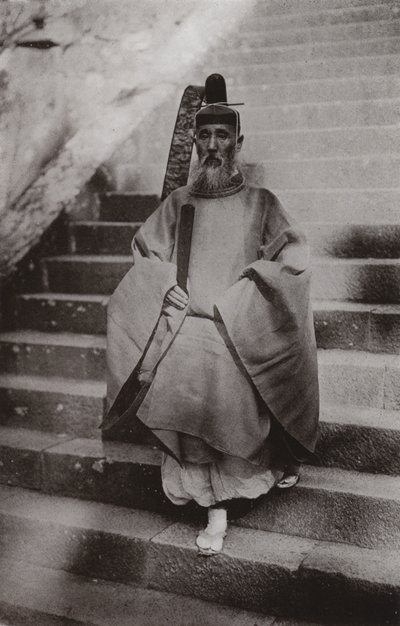 Un sacerdote sintoísta (foto en b/n) de Herbert Ponting