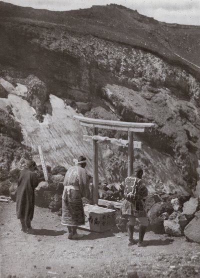 Un santuario en el borde del cráter (foto en b/n) de Herbert Ponting