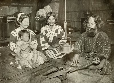 Hombre y Mujeres Ainu en Casa, 1910 de Herbert Ponting