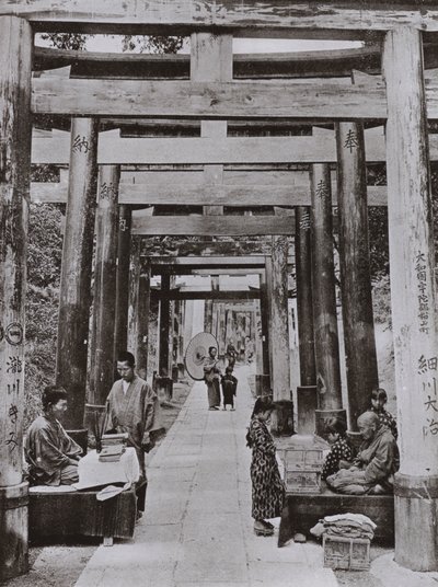Una avenida de Torii en el templo Inari de Herbert Ponting