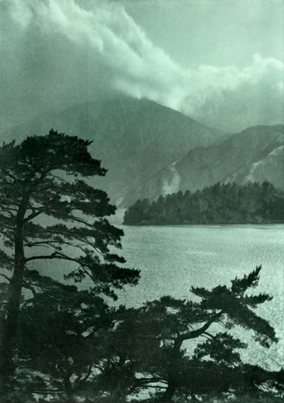 Tormenta Aproximándose en el Lago Motosu, 1910 de Herbert Ponting