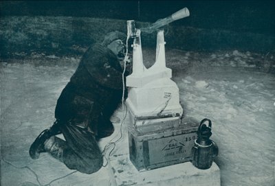 C. S. Wright haciendo observaciones con el tránsito, 8 de agosto de 1911, 1913 de Herbert Ponting