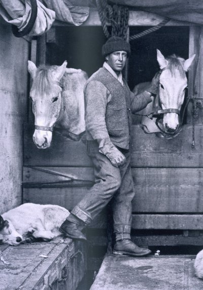 Capitán Oates y dos de los ponis en el Terra Nova, de 