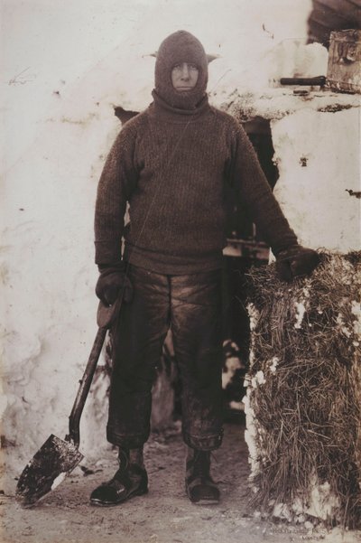 El capitán L.E.G. Oates junto a la puerta del establo de Herbert Ponting