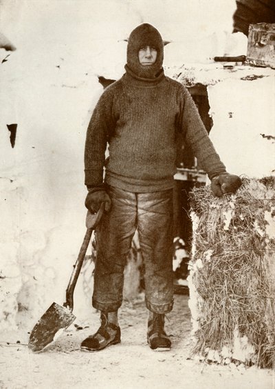 Capitán L. E. G. Oates junto a la puerta del establo, 30 de agosto de 1911, 1913 de Herbert Ponting