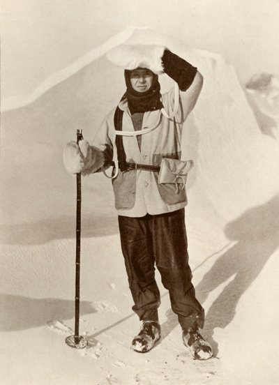 El Capitán Scott llevando la cartera en la que llevaba sus diarios de trineo, c1910-1911, 1913 de Herbert Ponting