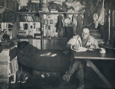 El capitán Scott escribiendo su diario en la cabaña en Cape Evans de Herbert Ponting