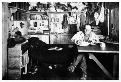 El Capitán Scott escribiendo su diario, c1911, 1928 de Herbert Ponting