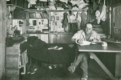 El capitán Scott escribiendo en su diario de Herbert Ponting