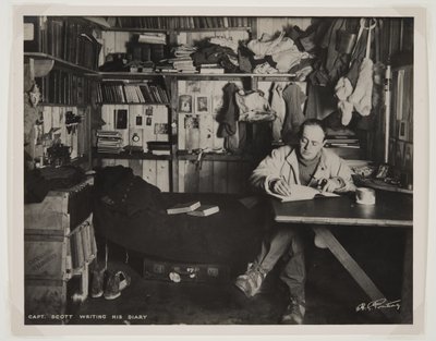 Capitán Scott escribiendo su diario, durante la expedición Terra Nova (1910-13) al Polo Sur de Herbert Ponting
