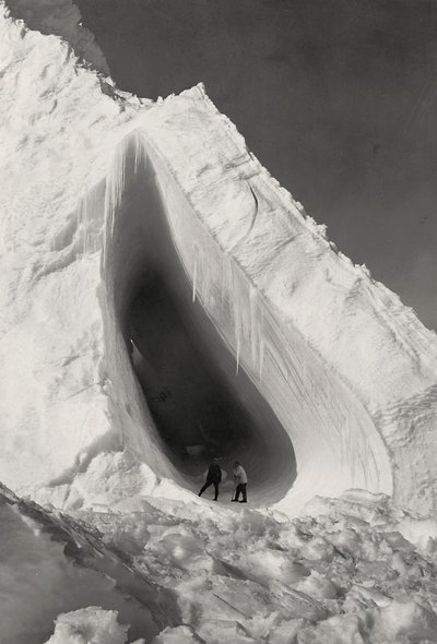 Cueva excavada en el hielo de Herbert Ponting