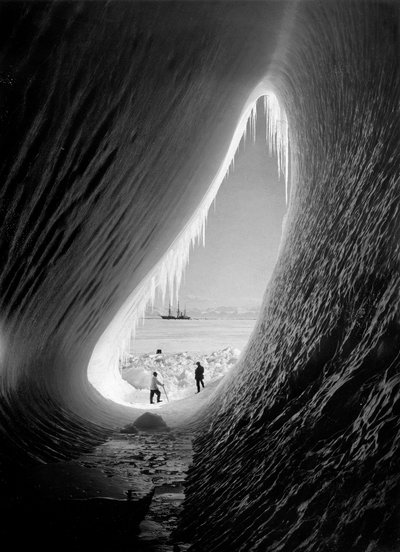 Cueva excavada en el hielo de Herbert Ponting