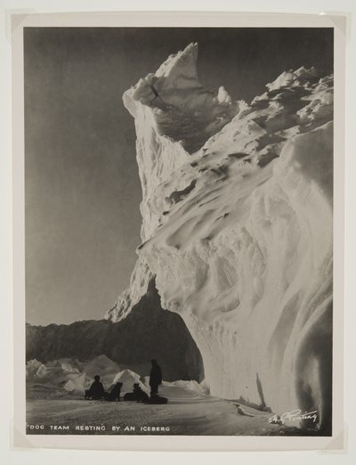 Equipo de perros descansando junto a un iceberg de Herbert Ponting