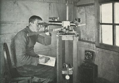 El Dr. Simpson en el Magnetómetro Unifilar, 1911, 1913 de Herbert Ponting