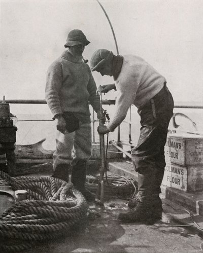 El Dr. Wilson y el Dr. Atkinson cargando el arpón de Herbert Ponting