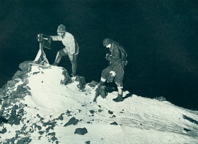 Dr. Wilson y el Teniente Bowers leyendo el termómetro de rampa, c1911 de Herbert Ponting
