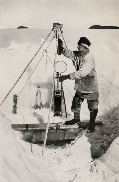 E. W. Nelson con la botella de agua aislada Nansen-Petersen, c1911, 1913 de Herbert Ponting