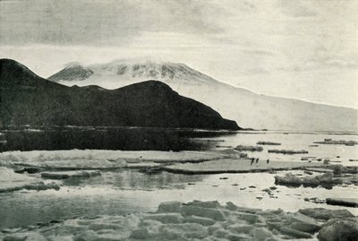 Entrando en el Sonido de McMurdo - Cabo Bird y Monte Erebus, c.1910-1913 de Herbert Ponting