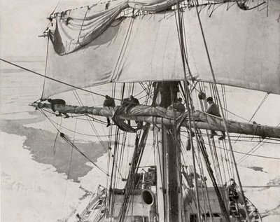 Enrollando la vela en el hielo, c1910-1913, 1913 de Herbert Ponting