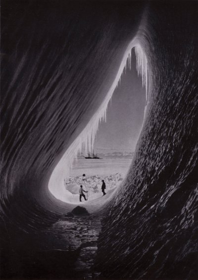 Gruta en un iceberg; Terra Nova en la distancia de Herbert Ponting