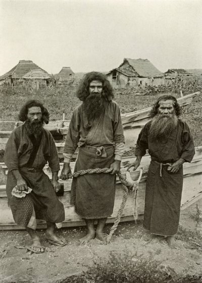 Happu Konno, el cazador en el centro y dos pescadores ainu, 1910 de Herbert Ponting