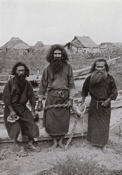 Happukonno, el cazador (en el centro), y dos pescadores Ainu de Herbert Ponting