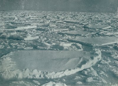 Pesado paquete en el que el barco fue retenido, 1912, 1913 de Herbert Ponting