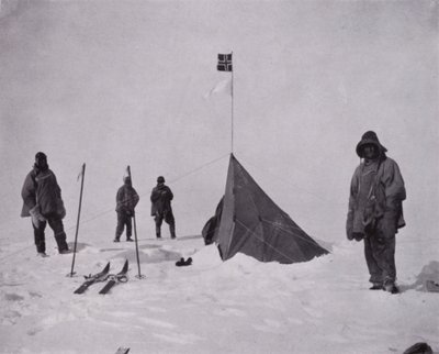 "Era una bandera negra, la bandera noruega. Amundsen fue el primero en llegar al polo" de Herbert Ponting