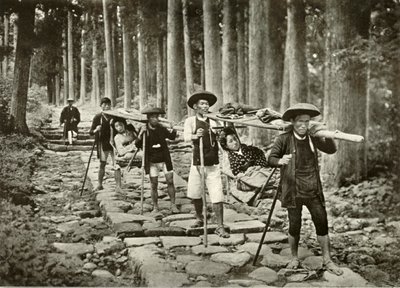 Damas japonesas yendo a los santuarios, Nikko, 1910 de Herbert Ponting