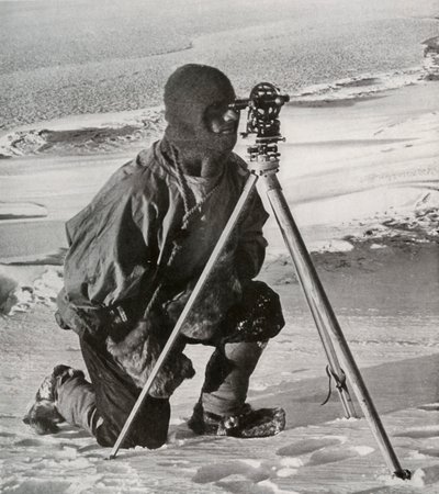 Teniente E. R. G. R. Evans realizando un levantamiento con el teodolito de cuatro pulgadas, octubre de 1911, 1913 de Herbert Ponting