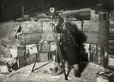 Teniente Evans observando una ocultación de Júpiter, 8 de junio de 1911, 1913 de Herbert Ponting