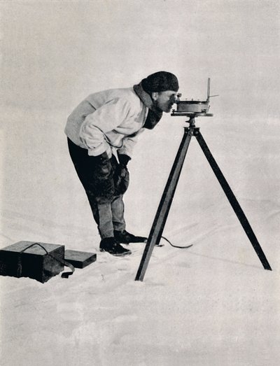 Teniente Pennell con una Brújula Prismática, diciembre 1910, 1913 de Herbert Ponting