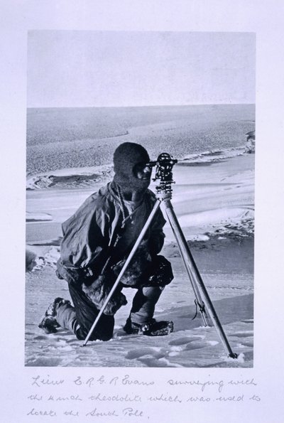 El teniente Evans topografiando con el teodolito de 4 pulgadas utilizado para localizar el Polo Sur, de 