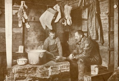 Meares y Demetri en la estufa de grasa en la cabaña Discovery, 3 de noviembre de 1911, 1913 de Herbert Ponting