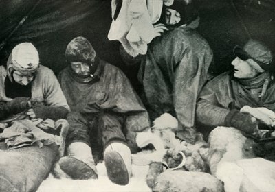 Miembros del Partido Polar entrando en sus sacos de dormir, c1911 de Herbert Ponting