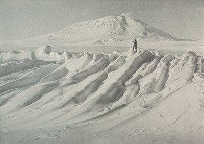 Monte Erebus sobre un iceberg erosionado por el agua, octubre de 1911, 1913 de Herbert Ponting